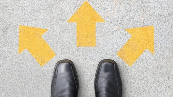 picture of shoes standing before three yellow arrows